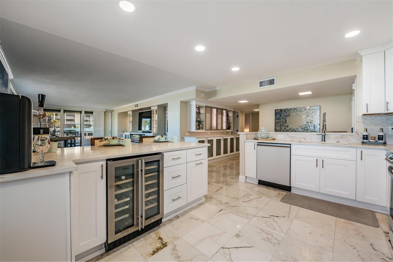 Listing photo id 11 for 1400 Gulf Boulevard 109