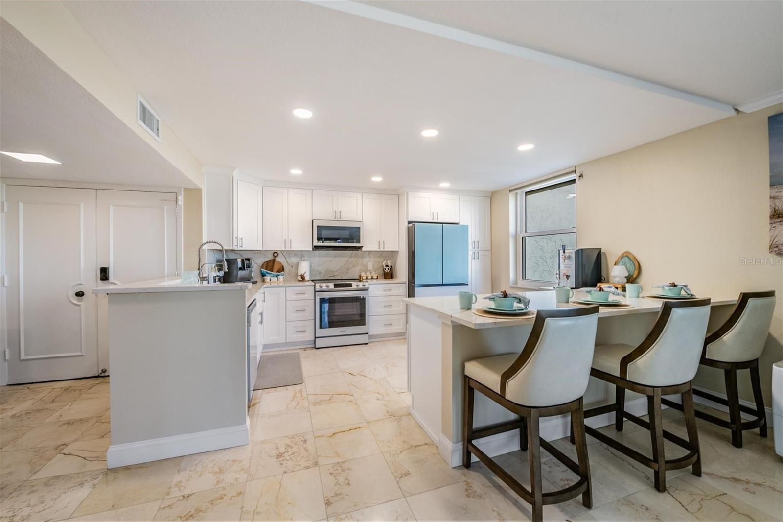 Listing photo id 6 for 1400 Gulf Boulevard 109