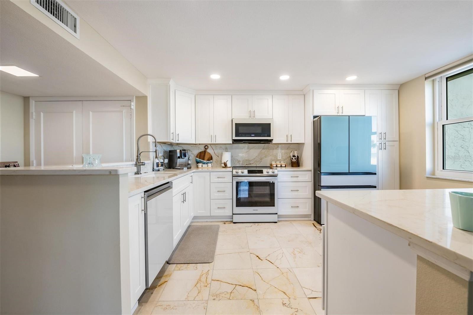 Listing photo id 7 for 1400 Gulf Boulevard 109