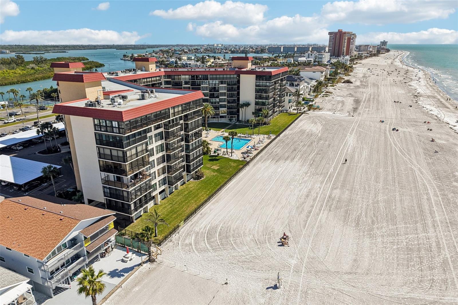 Listing photo id 23 for 18304 Gulf Boulevard 607