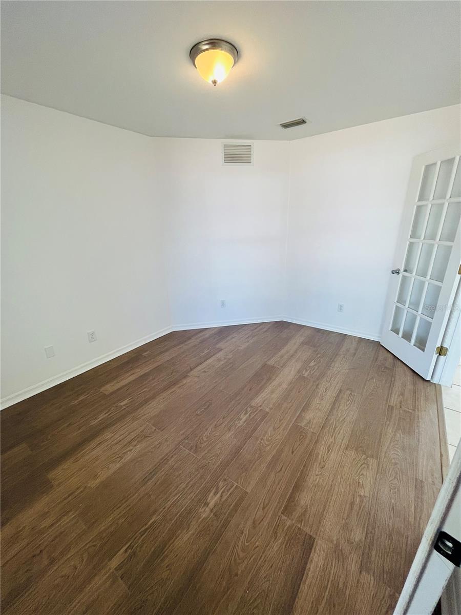 Image 12 of 42 For 4913 Beauty Street