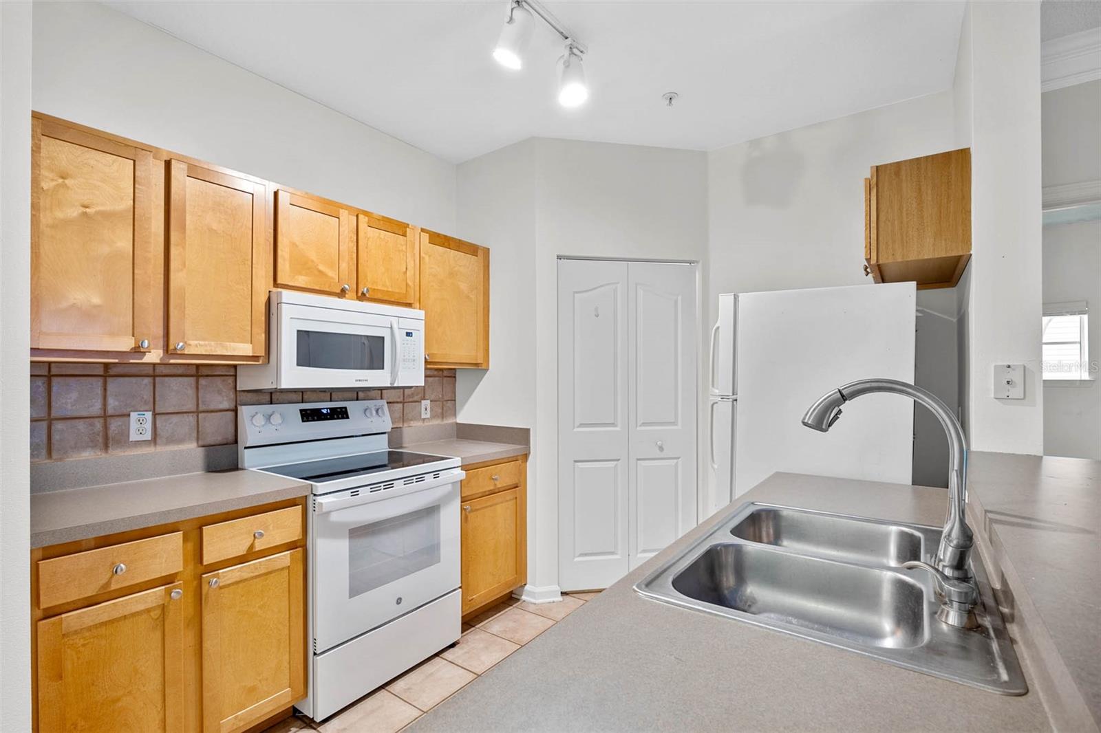 Image 10 of 40 For 4207 Dale Mabry Highway 8112