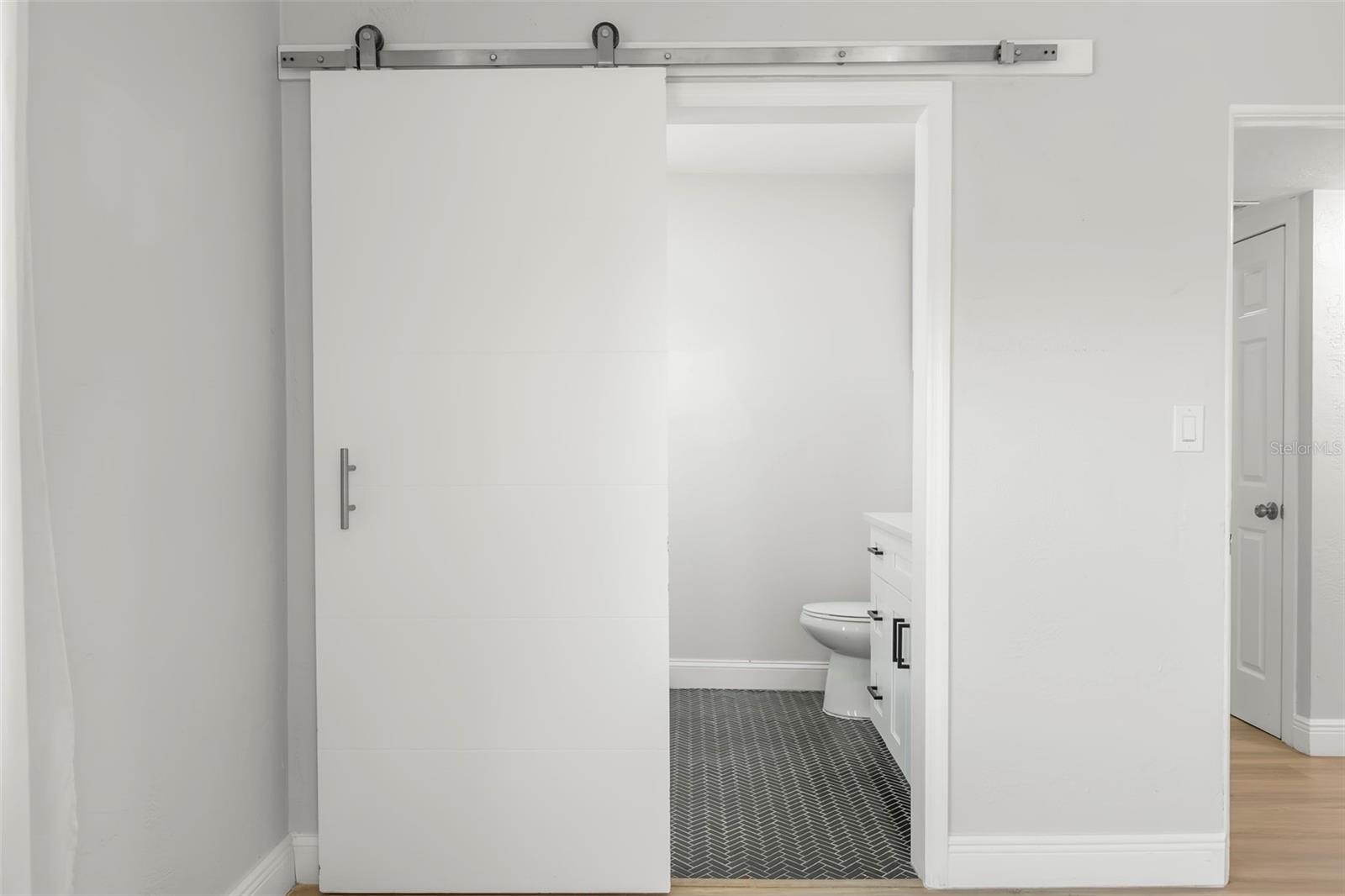 Image 19 of 27 For 5590 Highland Street S