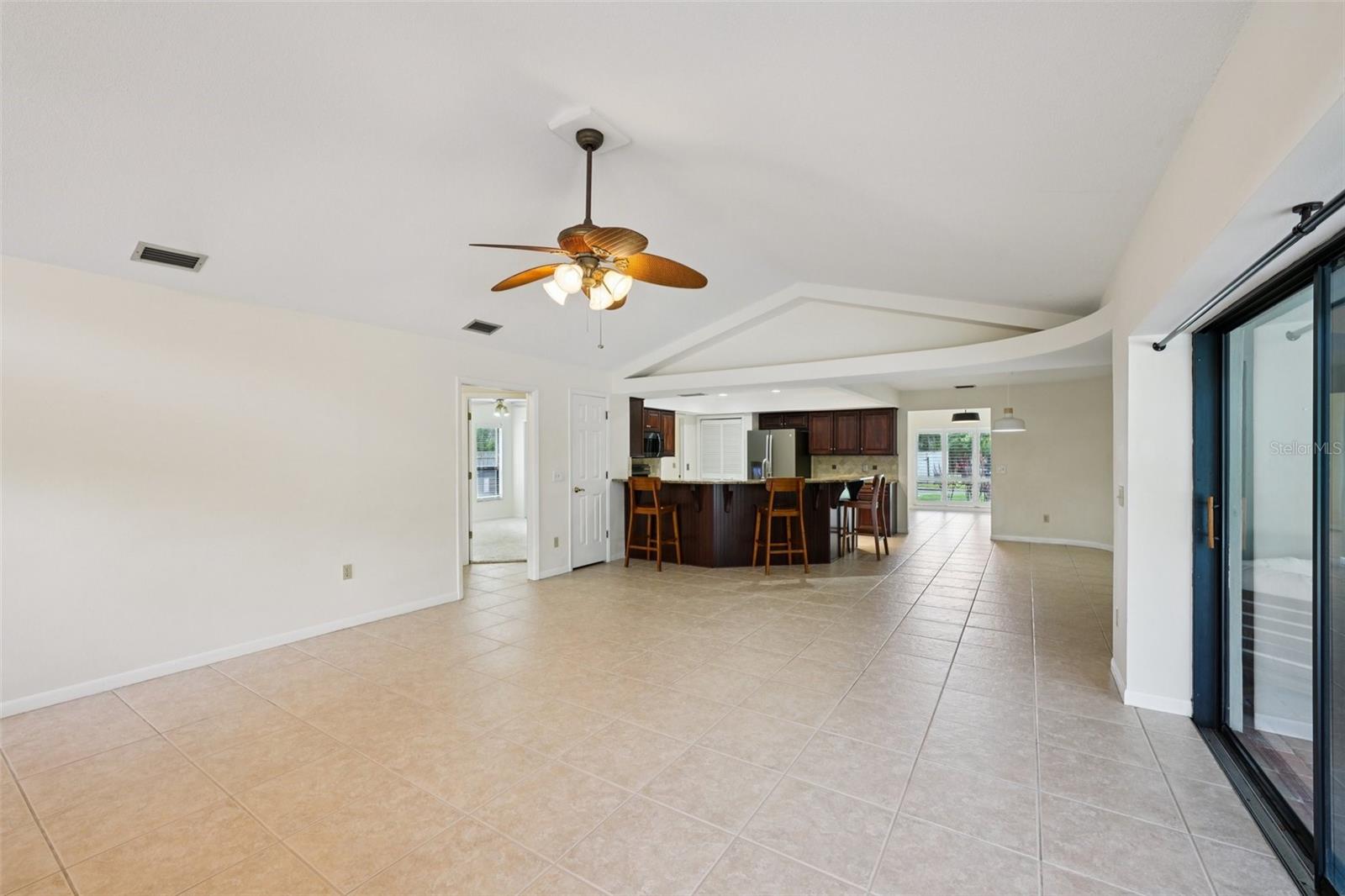 Listing photo id 8 for 1604 Palace Court