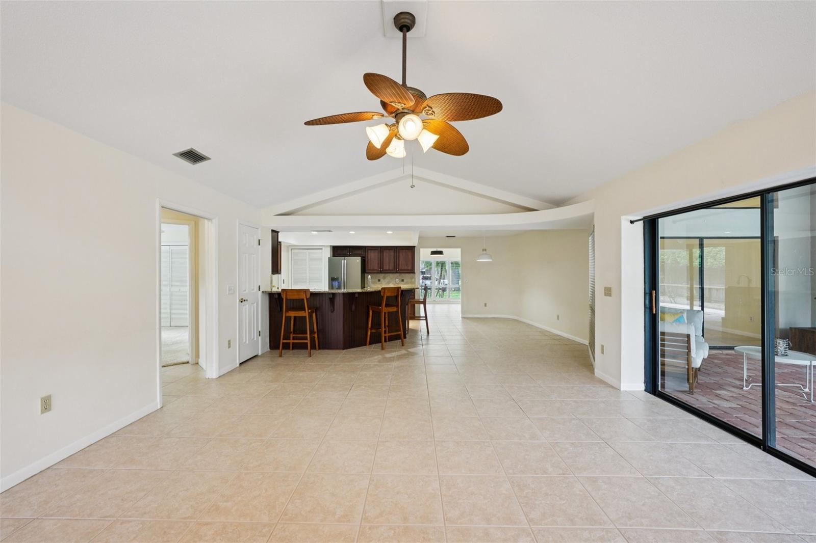 Listing photo id 9 for 1604 Palace Court