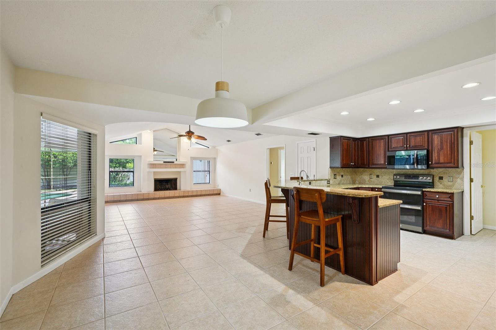 Listing photo id 10 for 1604 Palace Court