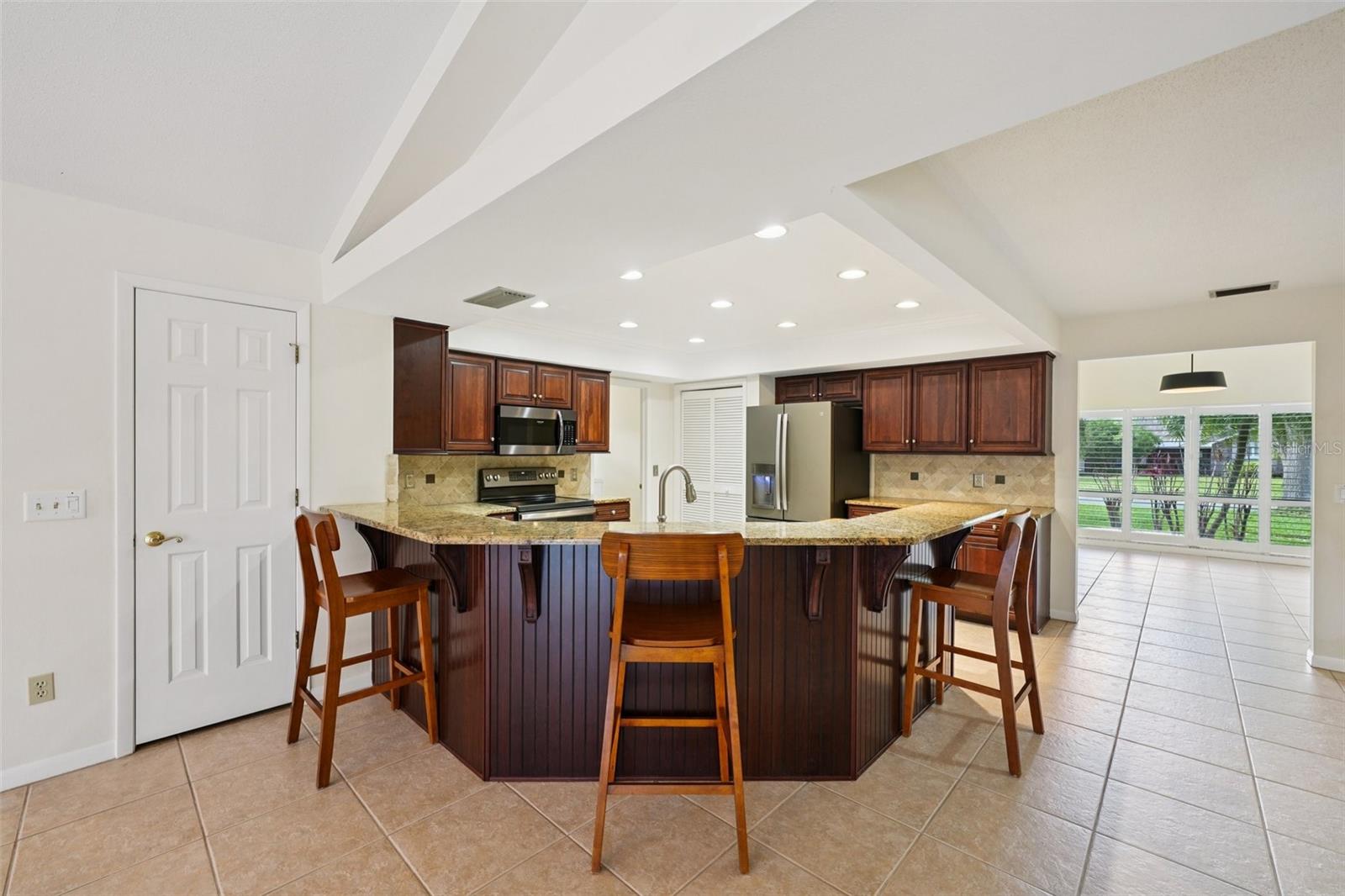 Listing photo id 11 for 1604 Palace Court