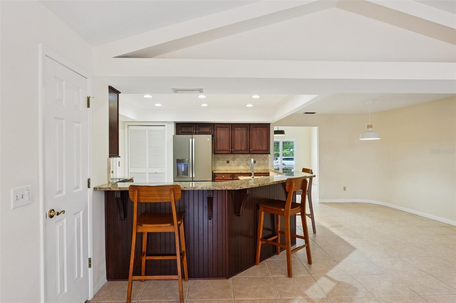 Listing photo id 13 for 1604 Palace Court