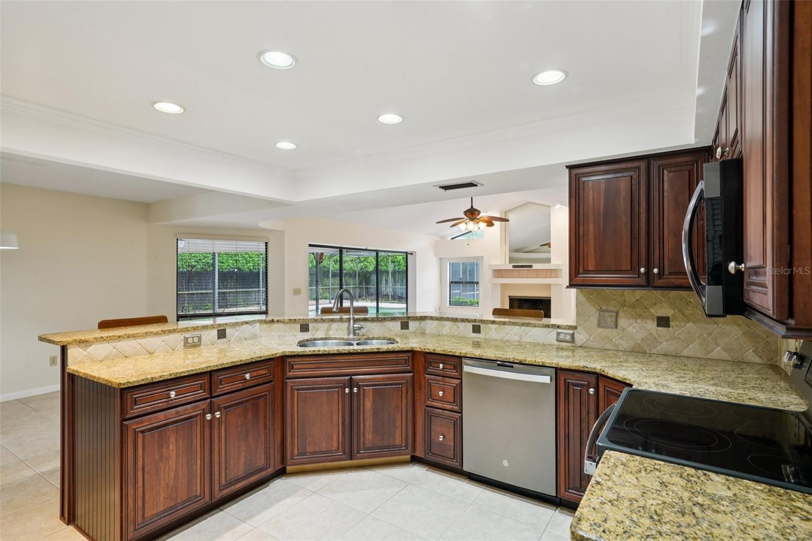 Listing photo id 16 for 1604 Palace Court