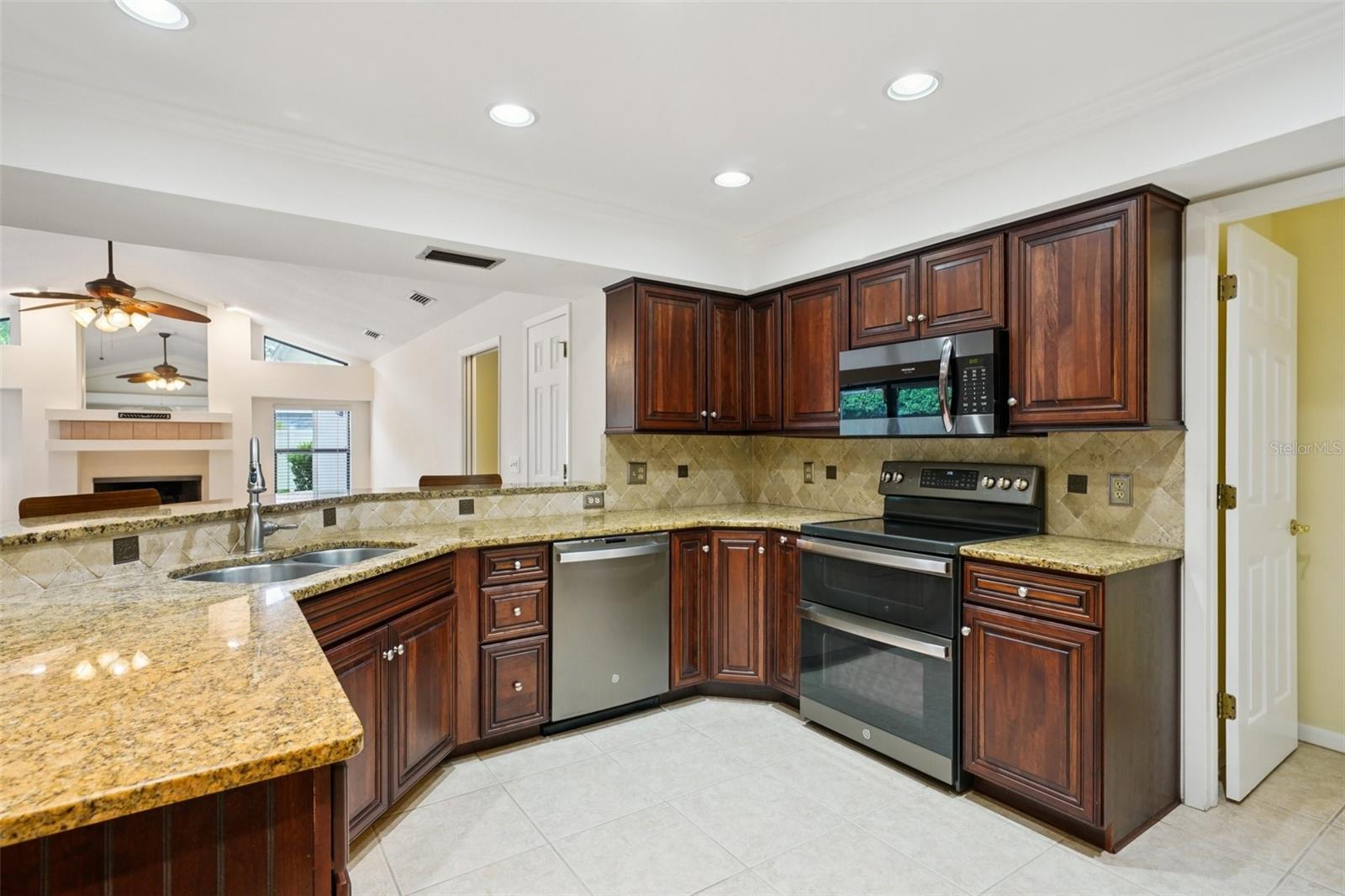 Listing photo id 17 for 1604 Palace Court