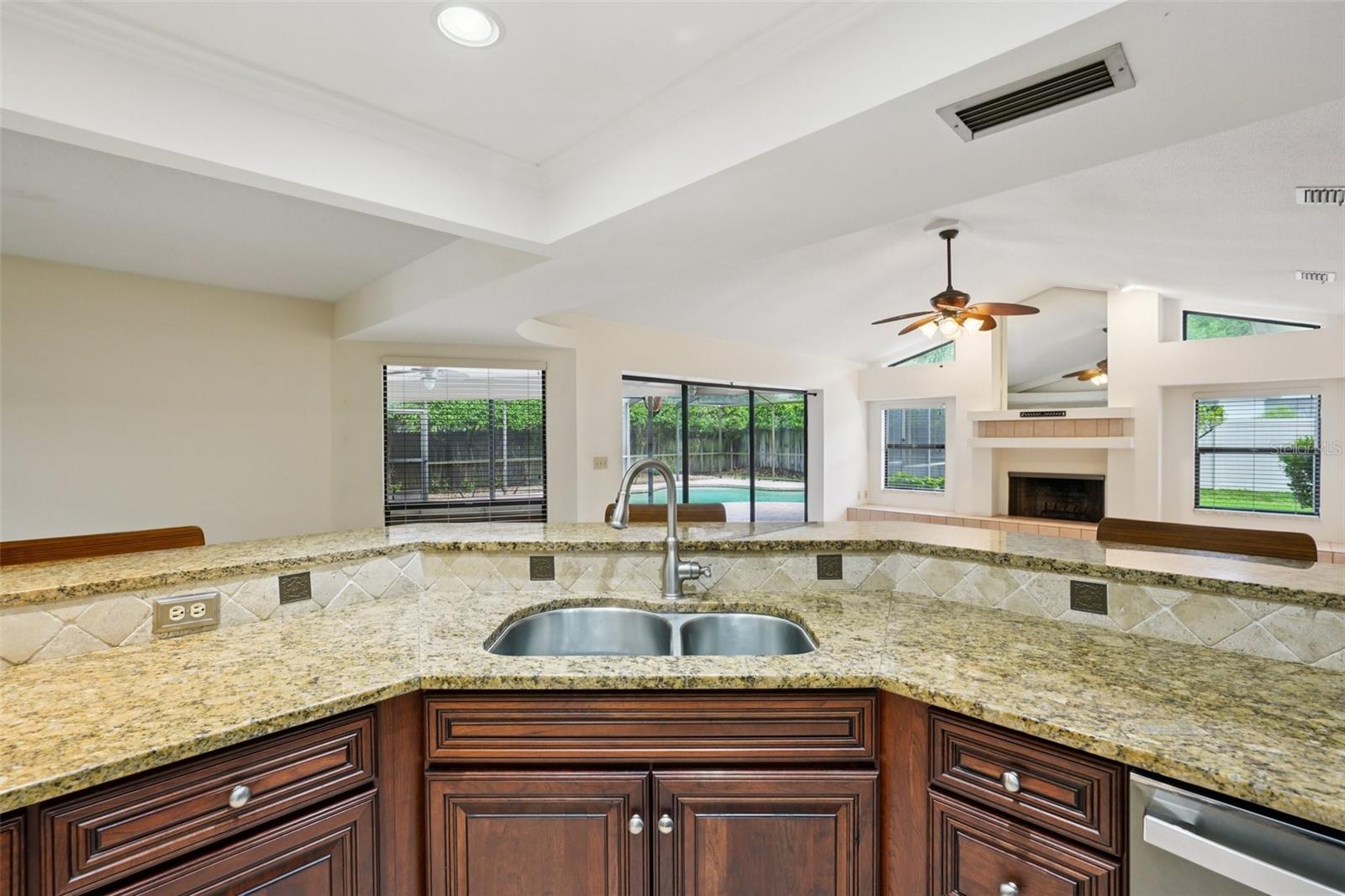 Listing photo id 18 for 1604 Palace Court