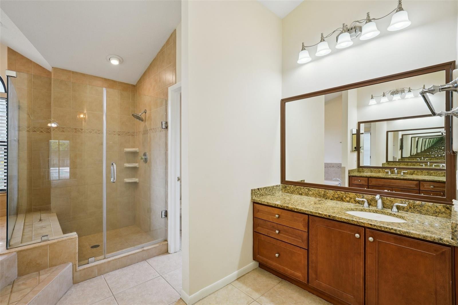 Listing photo id 34 for 1604 Palace Court