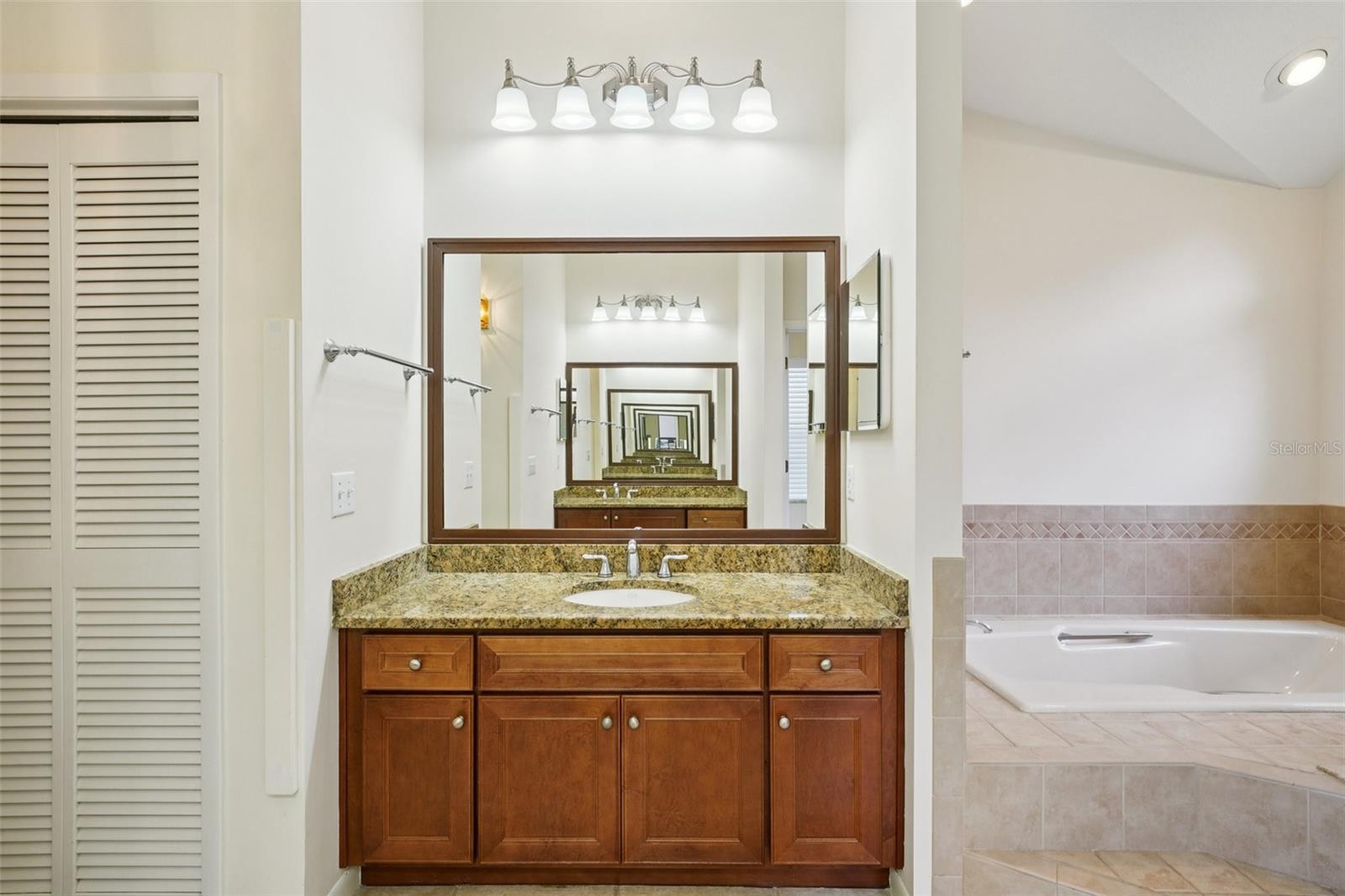 Listing photo id 35 for 1604 Palace Court