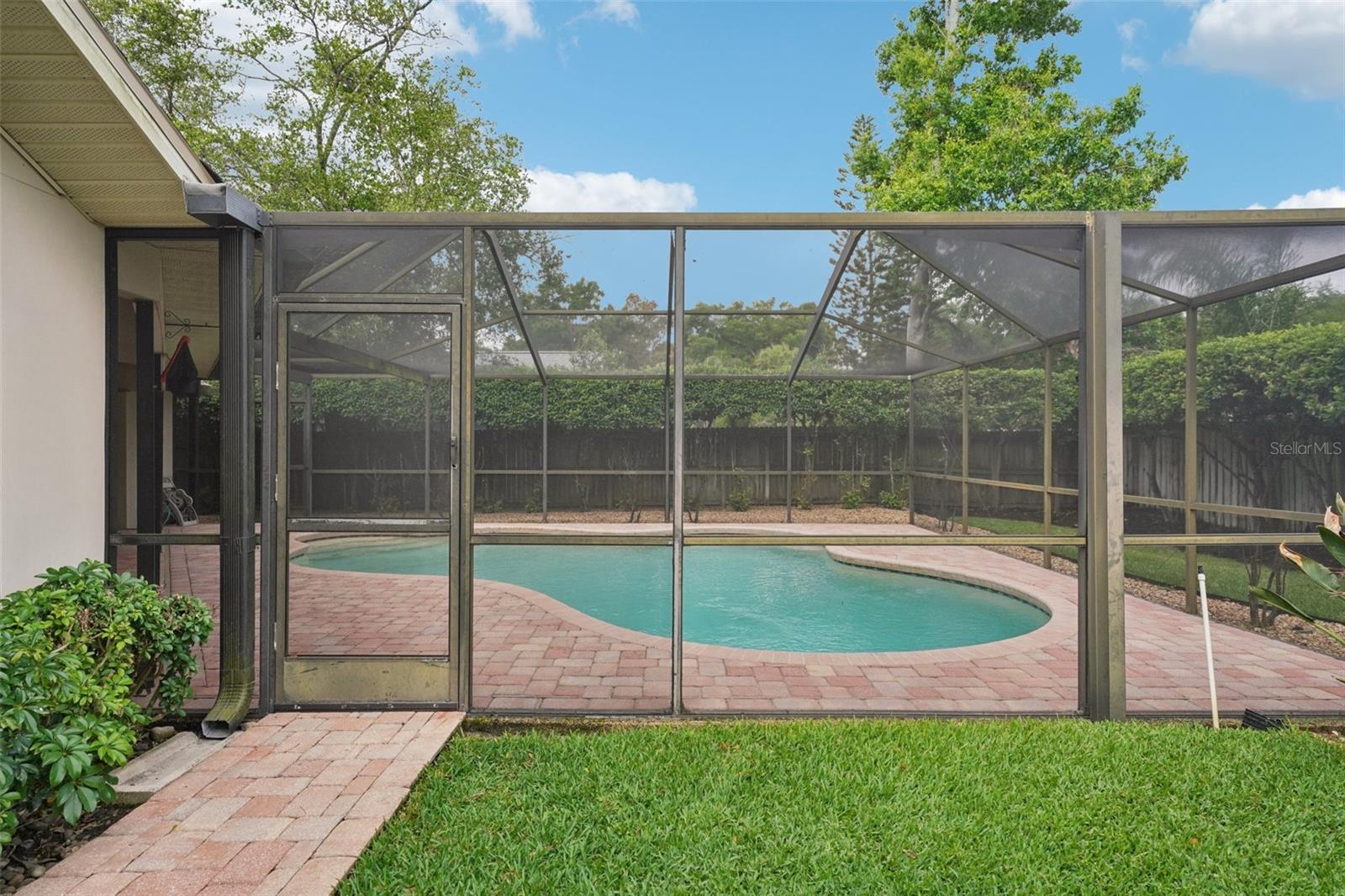 Listing photo id 42 for 1604 Palace Court