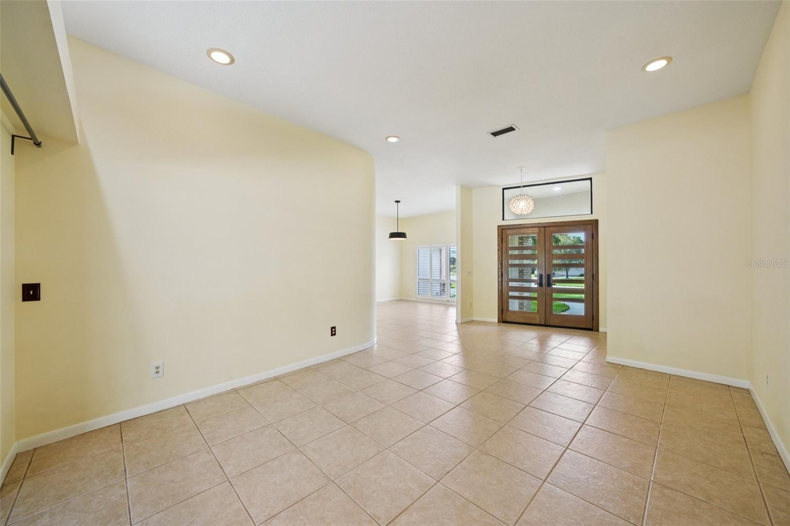 Listing photo id 3 for 1604 Palace Court