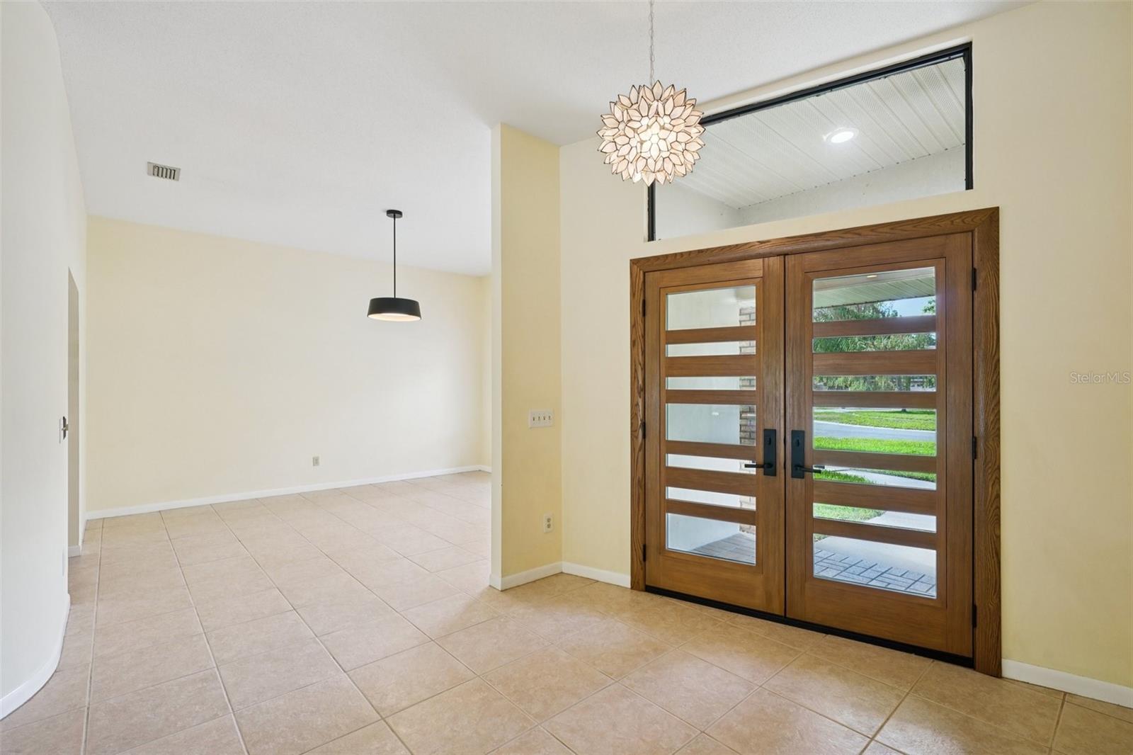 Listing photo id 4 for 1604 Palace Court