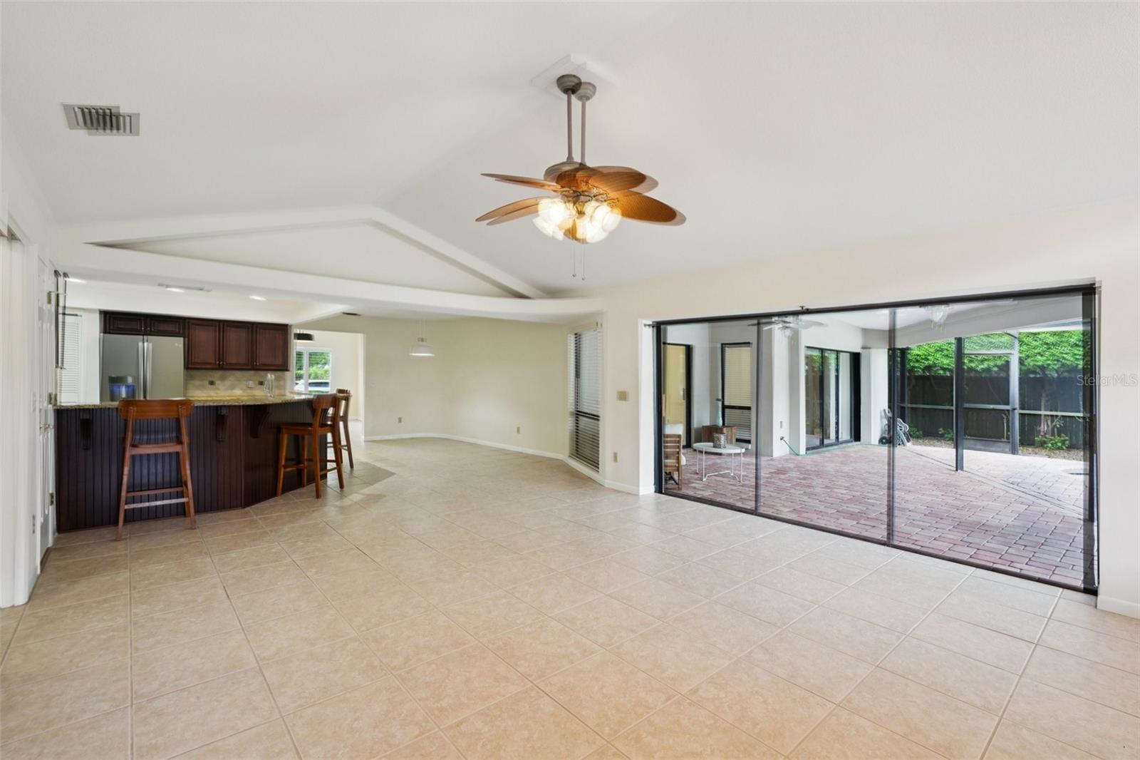 Listing photo id 5 for 1604 Palace Court