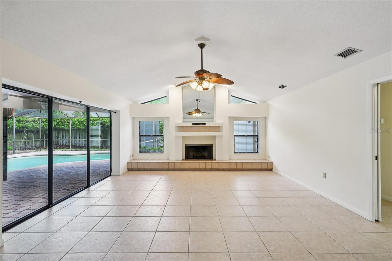 Listing photo id 7 for 1604 Palace Court