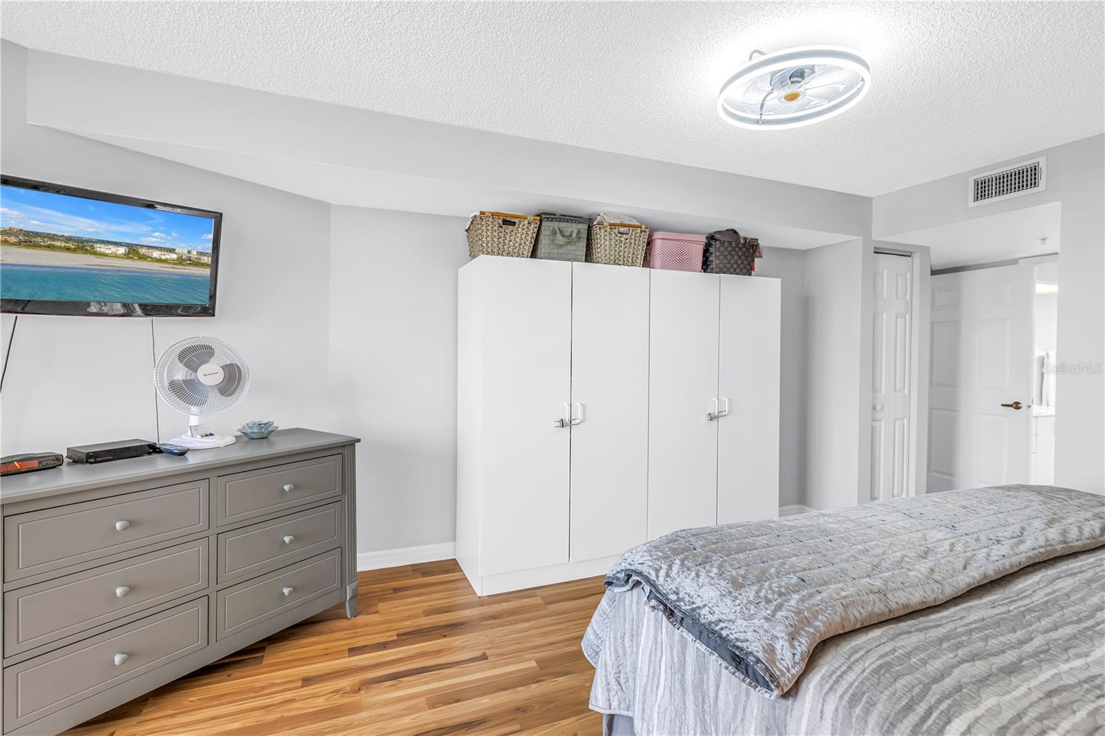 Image 19 of 47 For 6650 Sunset Way 105