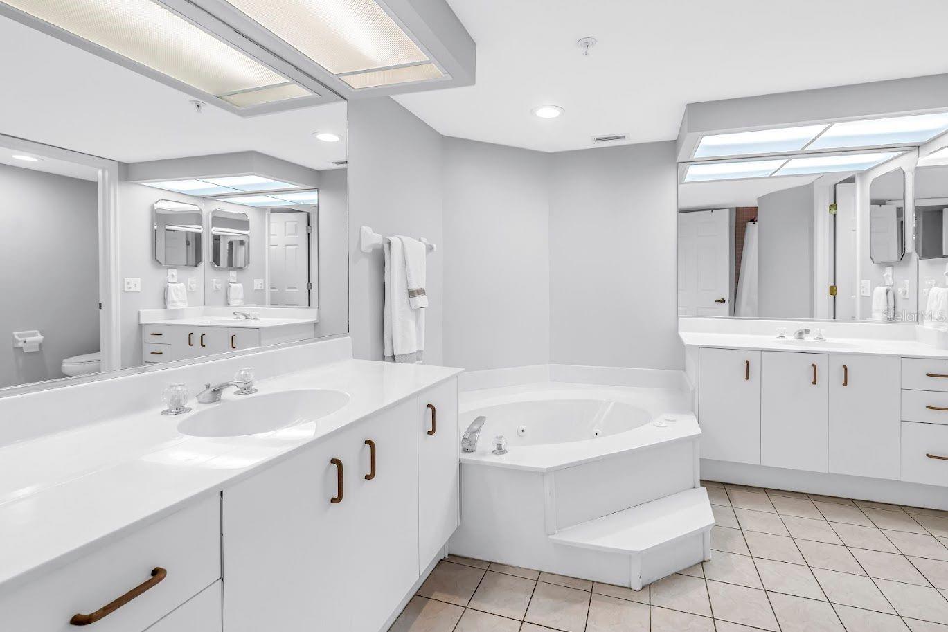 Image 21 of 47 For 6650 Sunset Way 105