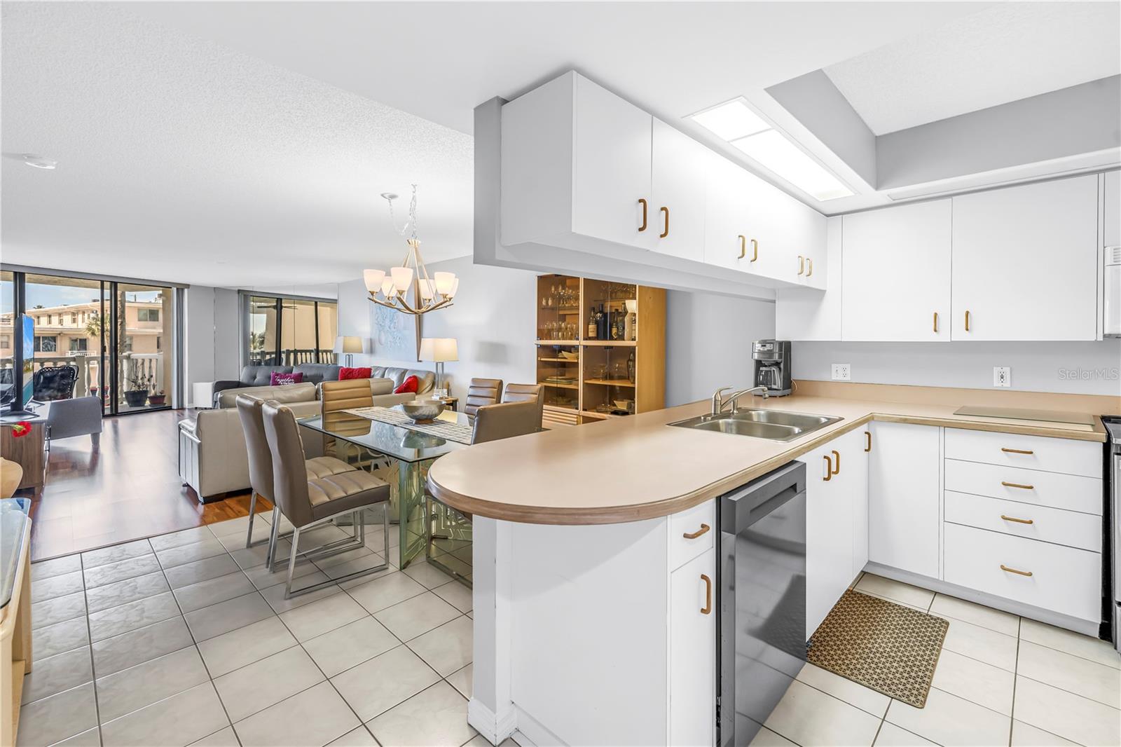 Image 5 of 47 For 6650 Sunset Way 105