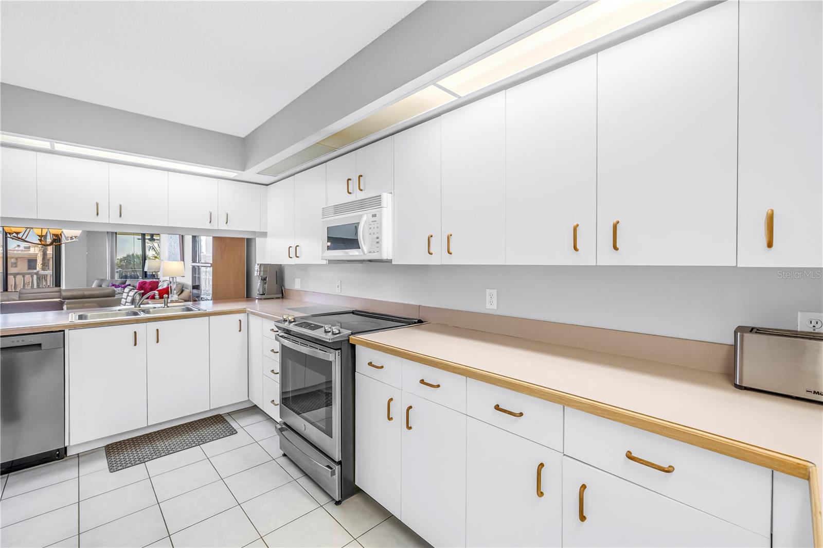 Image 6 of 47 For 6650 Sunset Way 105