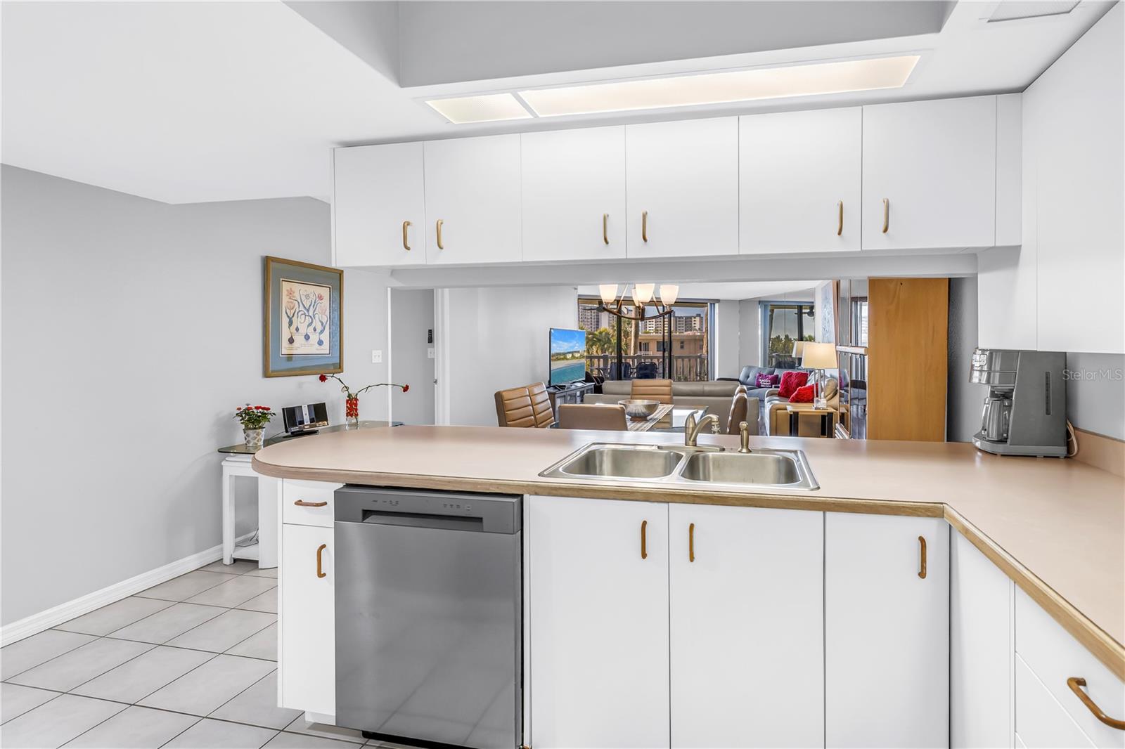 Image 8 of 47 For 6650 Sunset Way 105