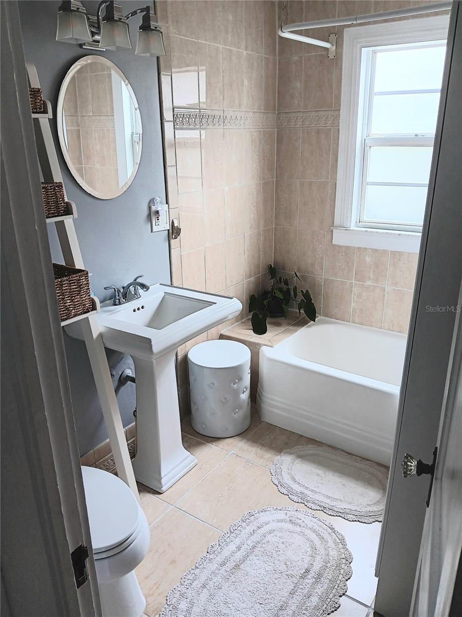 Image 15 of 22 For 406 Paris Street