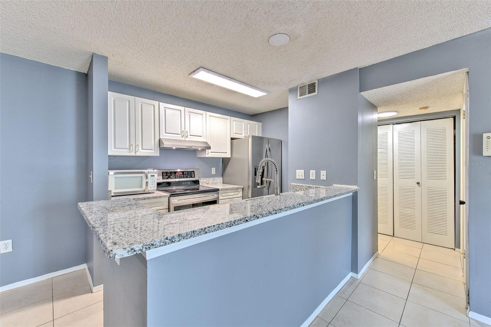 Listing photo id 5 for 10028 Strafford Oak Court 716