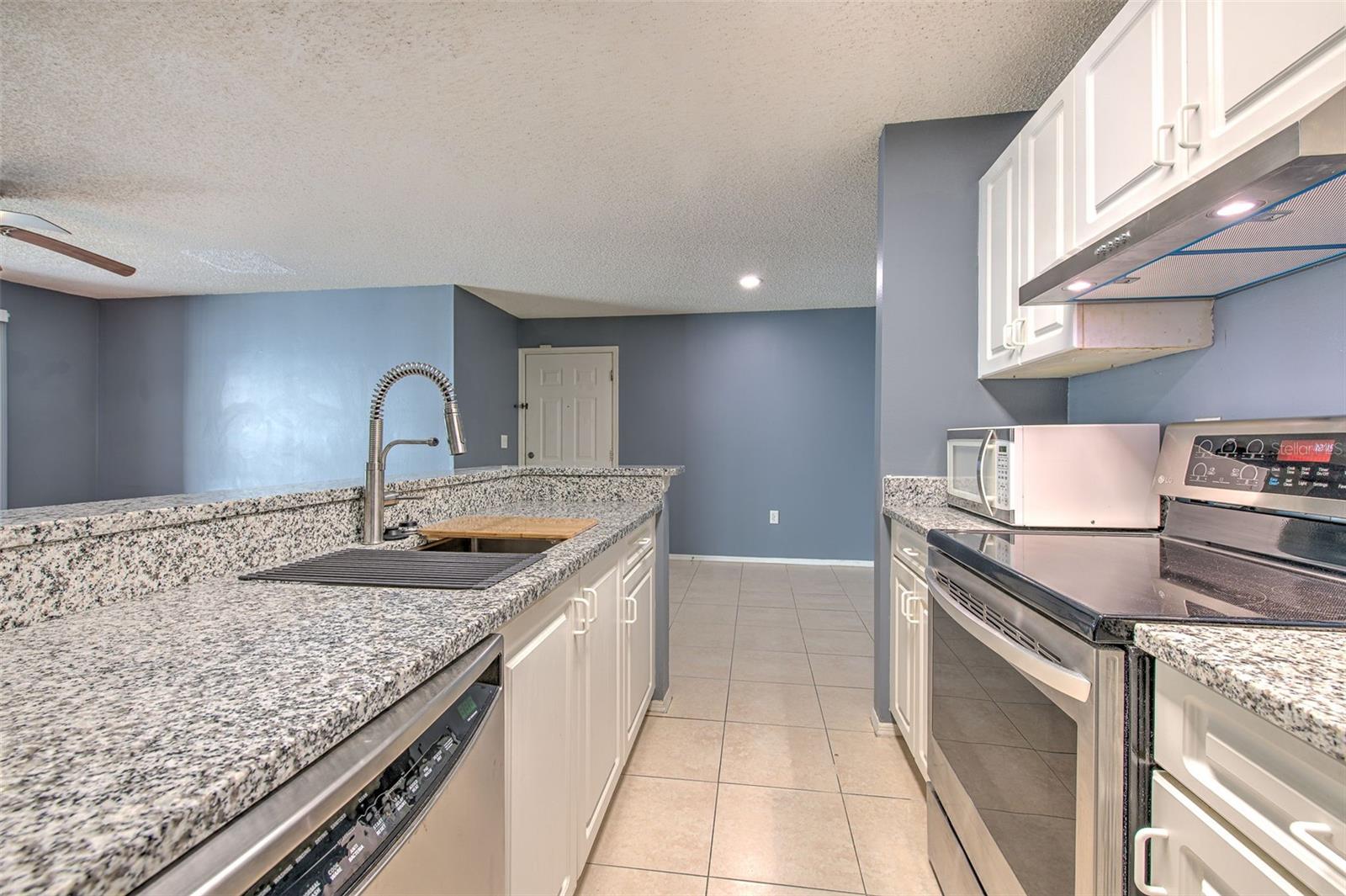 Listing photo id 7 for 10028 Strafford Oak Court 716