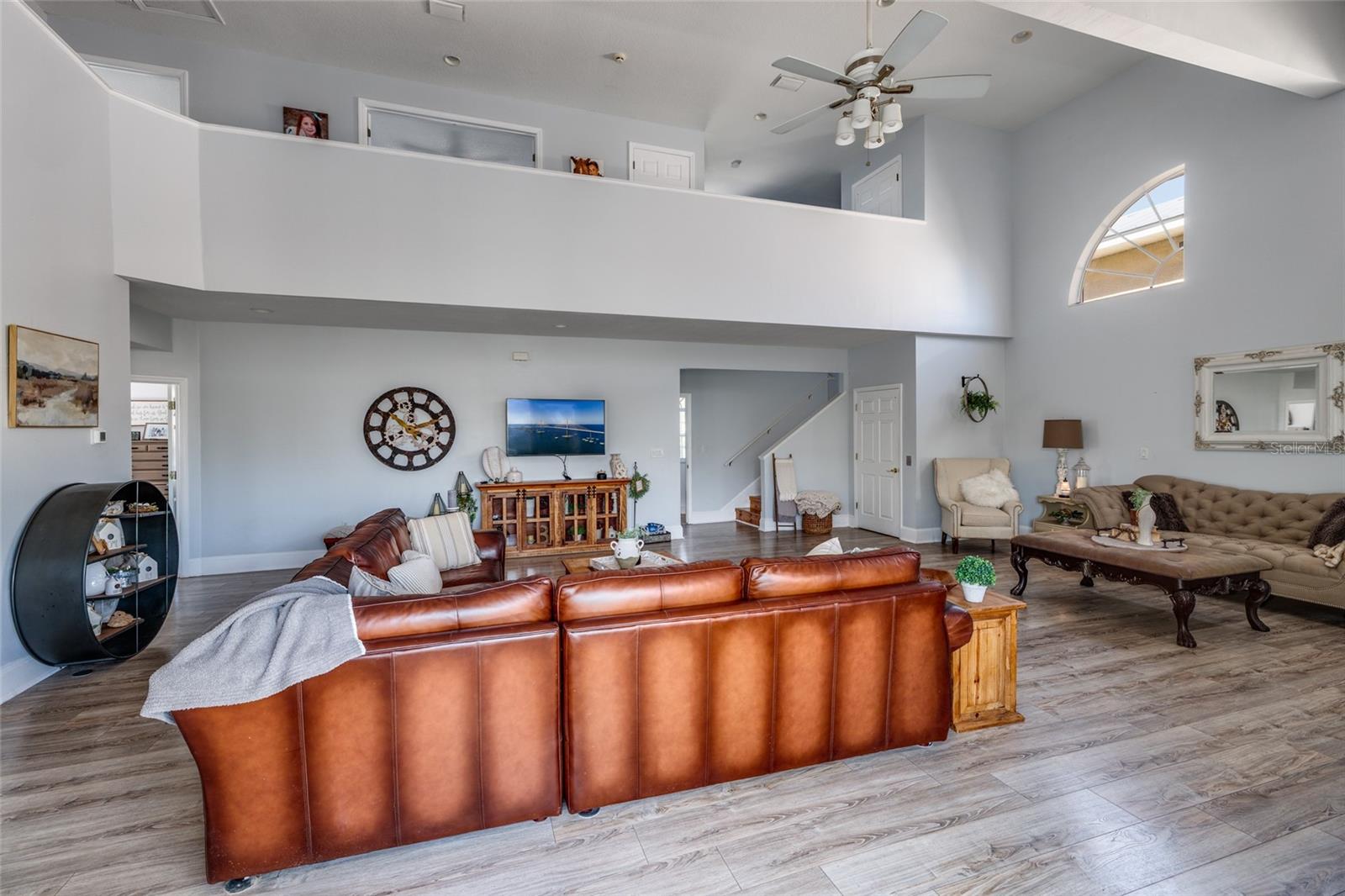 Listing photo id 8 for 407 8th Avenue N