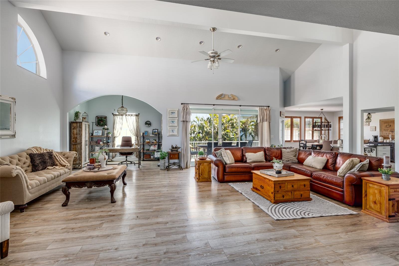 Listing photo id 9 for 407 8th Avenue N