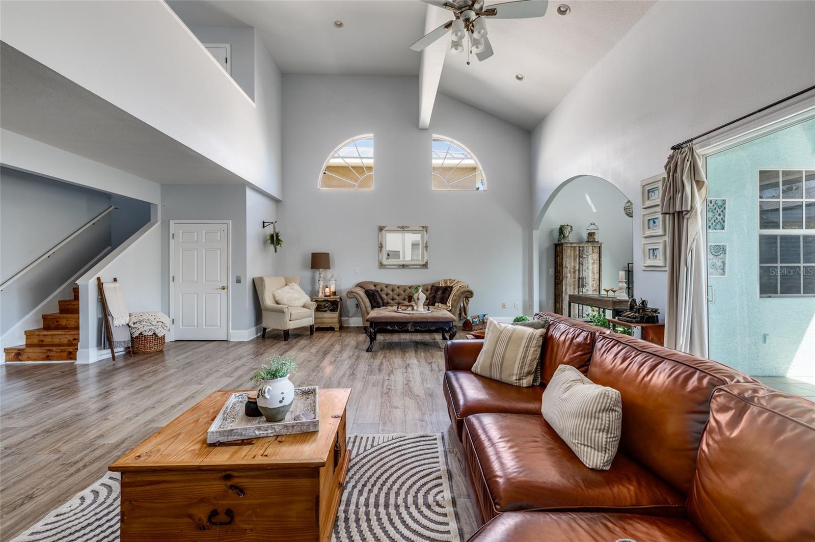 Listing photo id 10 for 407 8th Avenue N