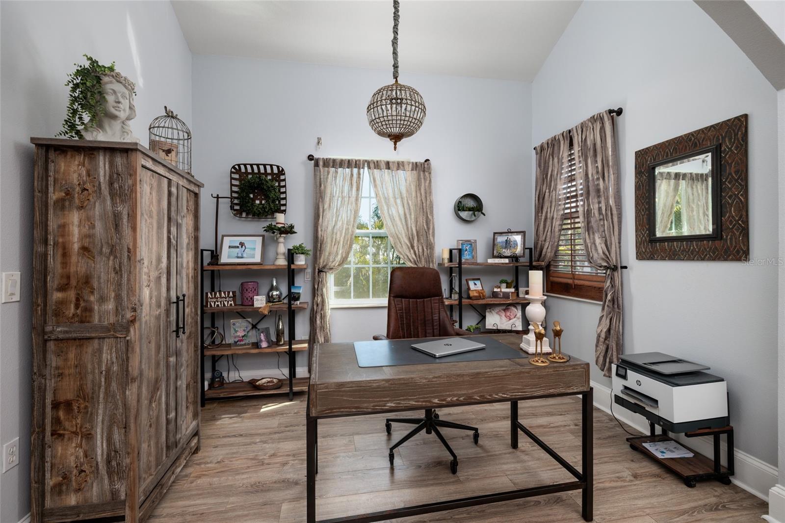 Listing photo id 11 for 407 8th Avenue N