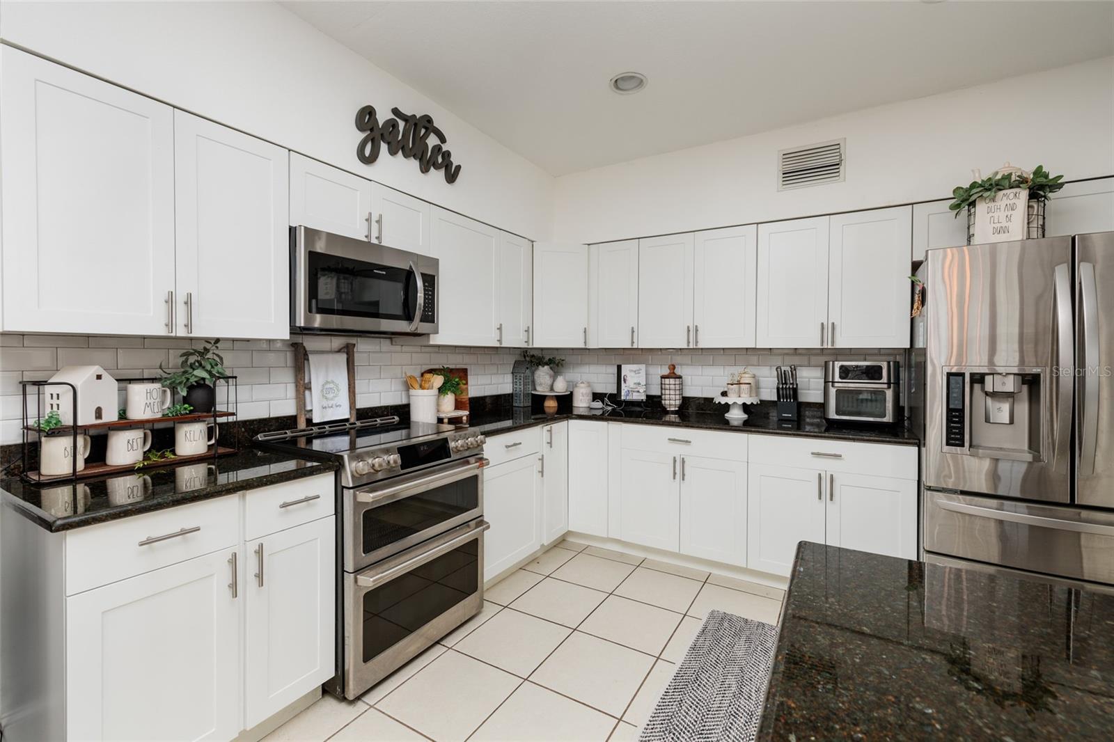 Listing photo id 13 for 407 8th Avenue N