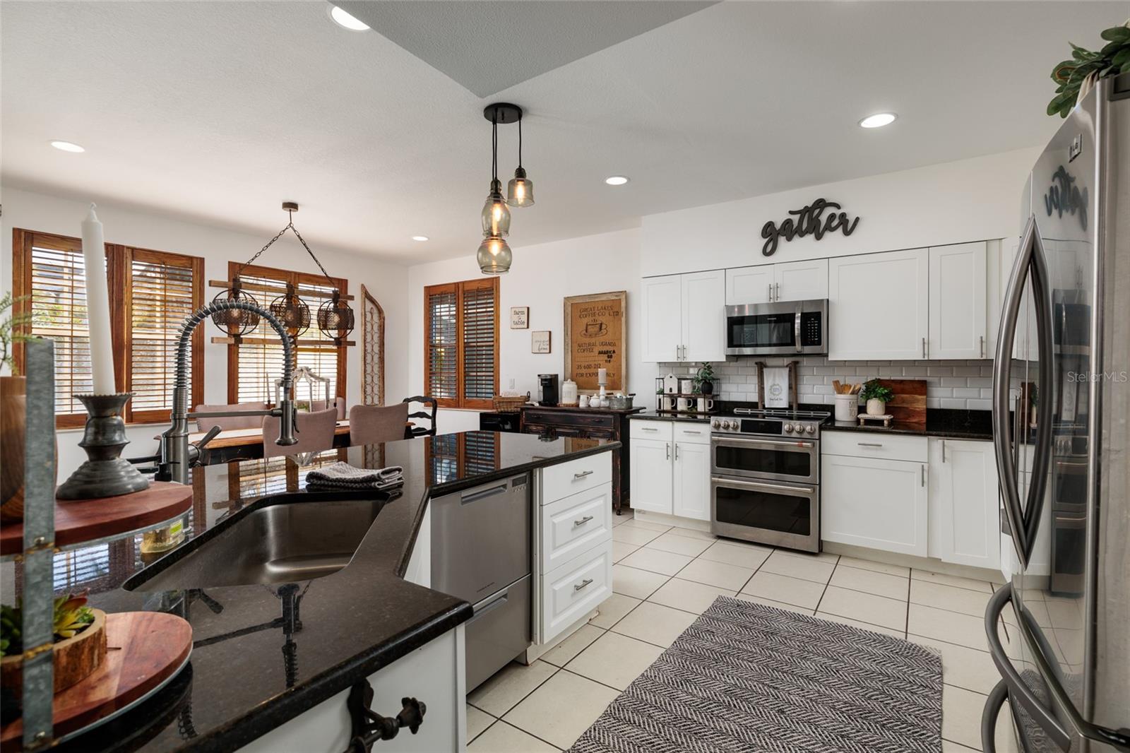 Listing photo id 15 for 407 8th Avenue N