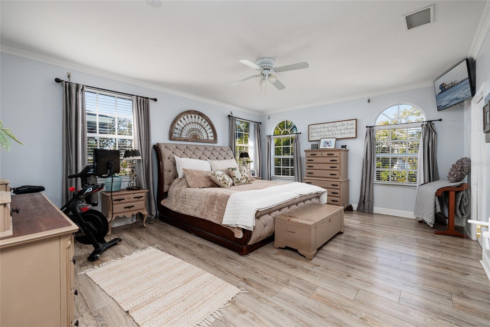 Listing photo id 16 for 407 8th Avenue N