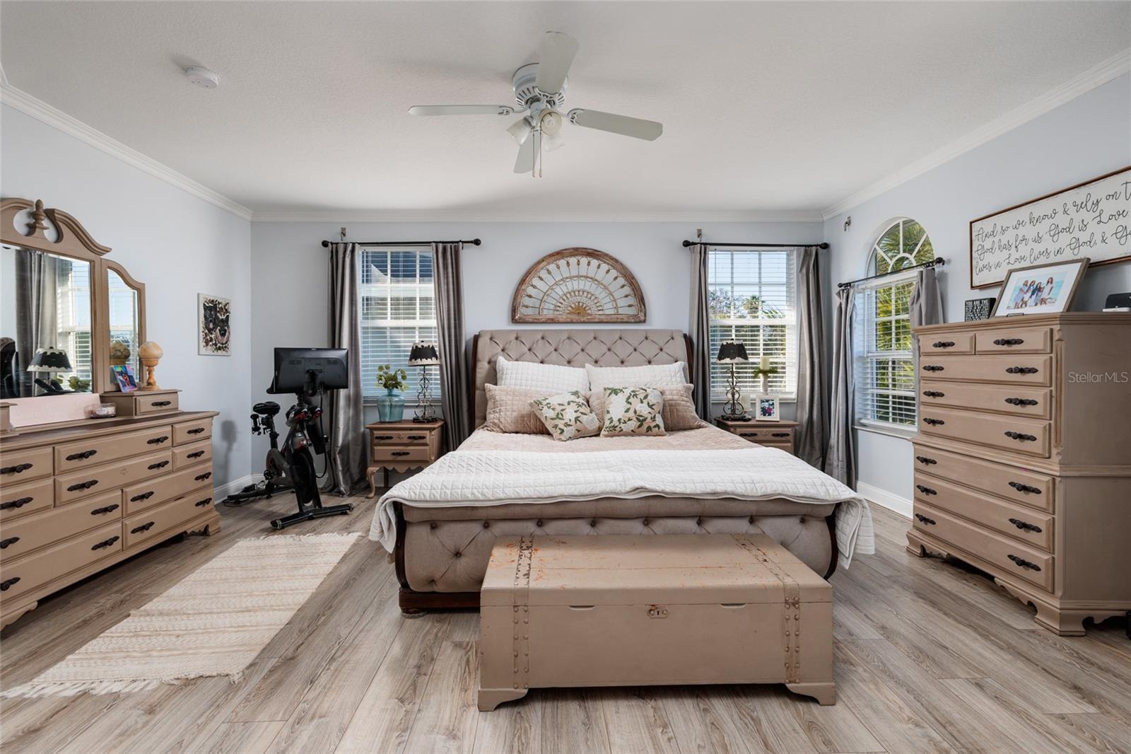 Listing photo id 17 for 407 8th Avenue N