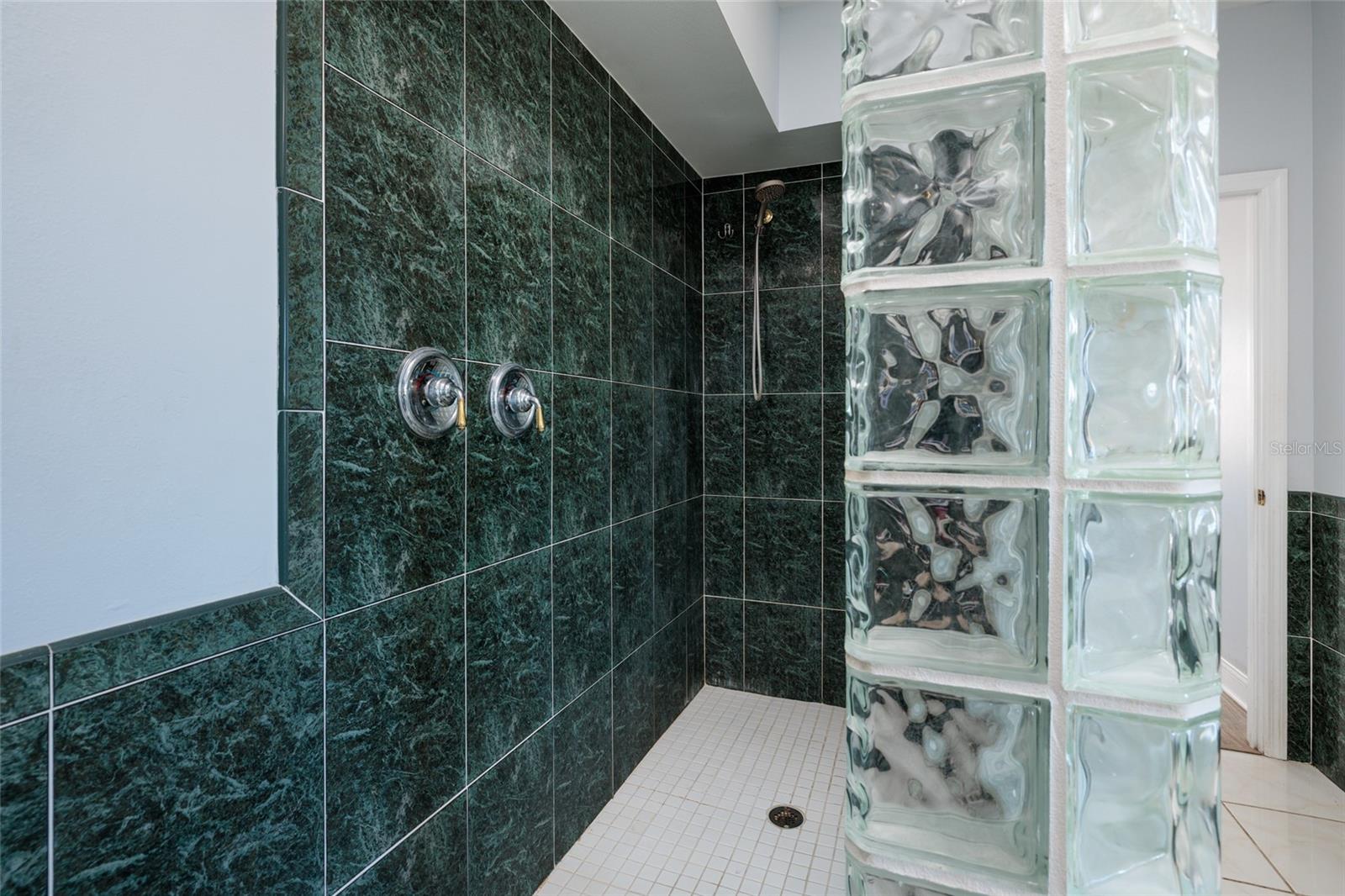 Listing photo id 20 for 407 8th Avenue N