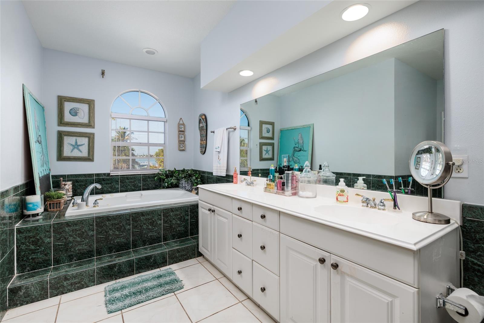 Listing photo id 21 for 407 8th Avenue N