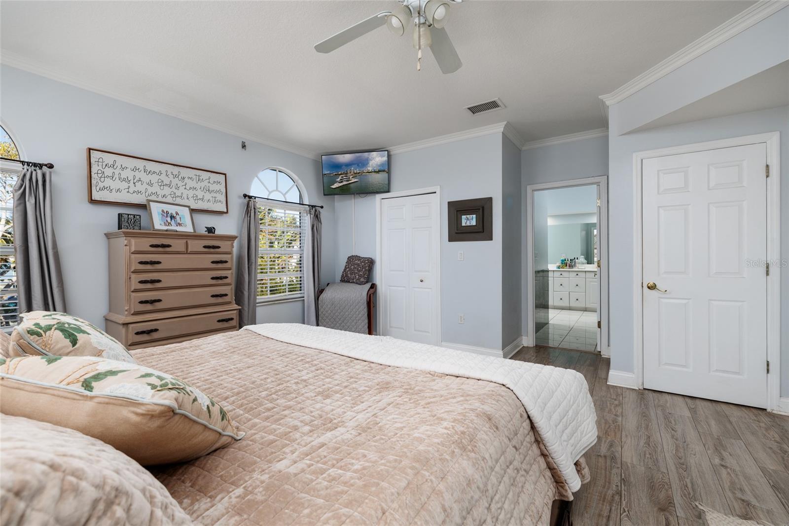 Listing photo id 28 for 407 8th Avenue N