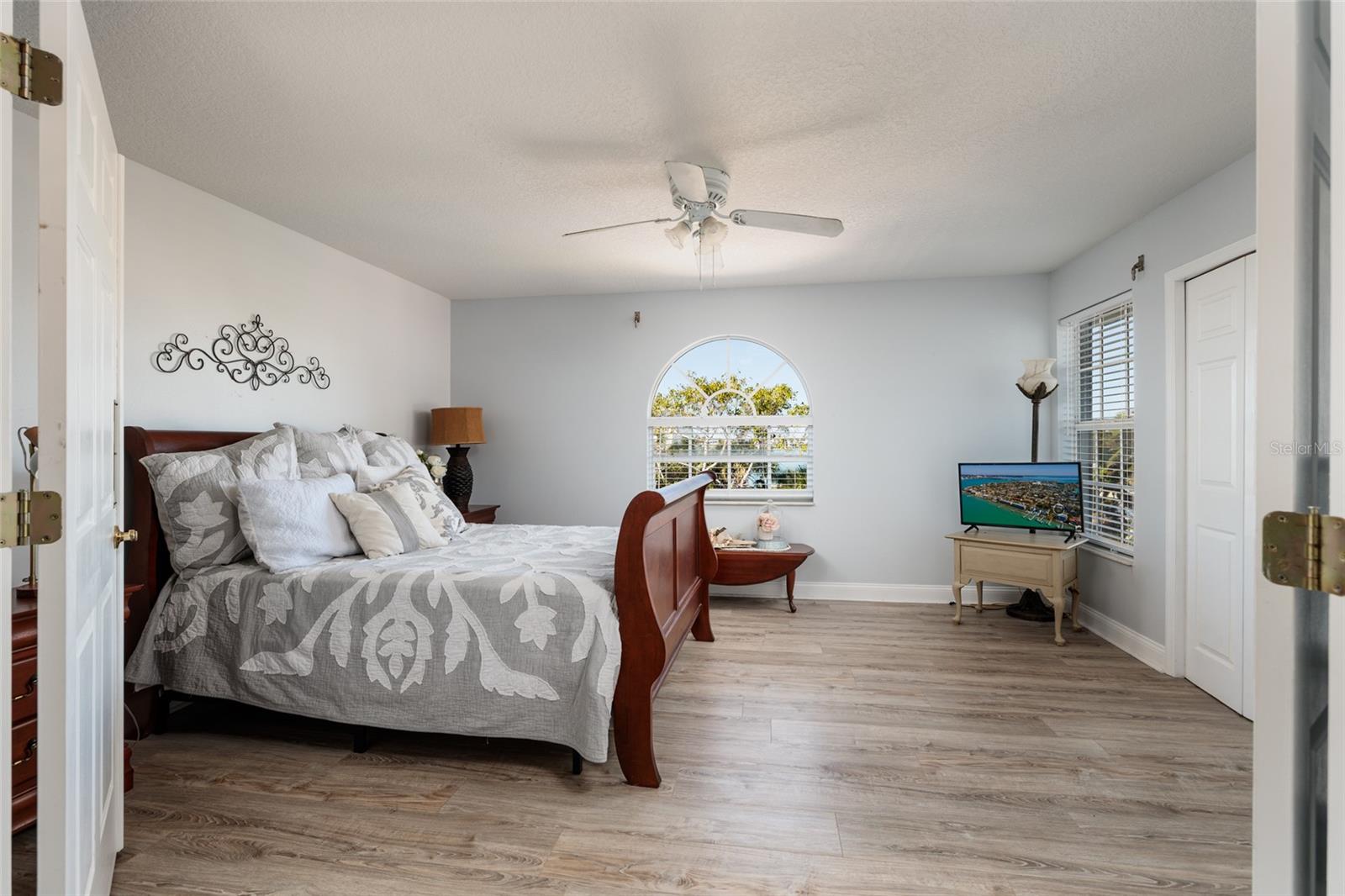 Listing photo id 29 for 407 8th Avenue N