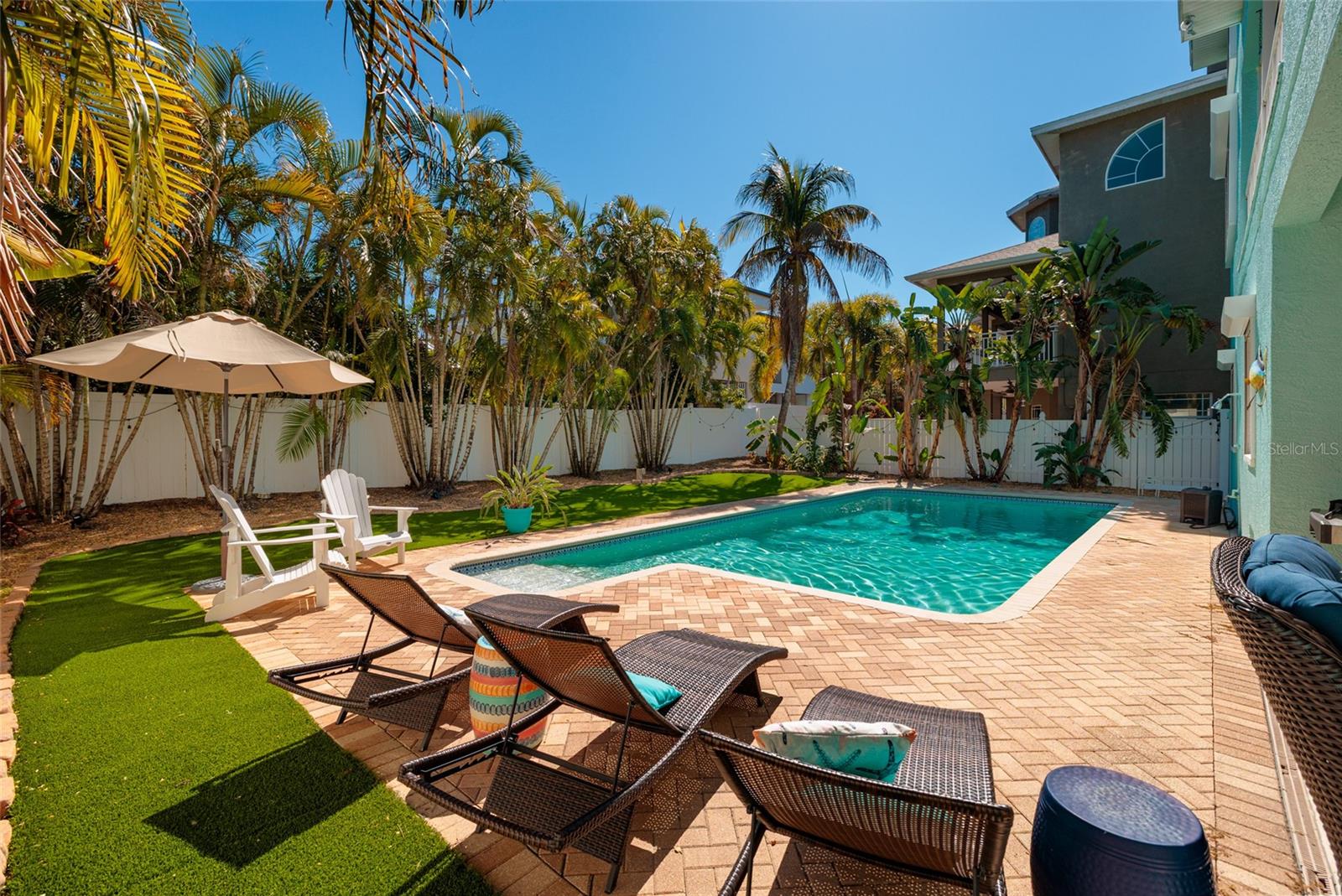 Listing photo id 39 for 407 8th Avenue N