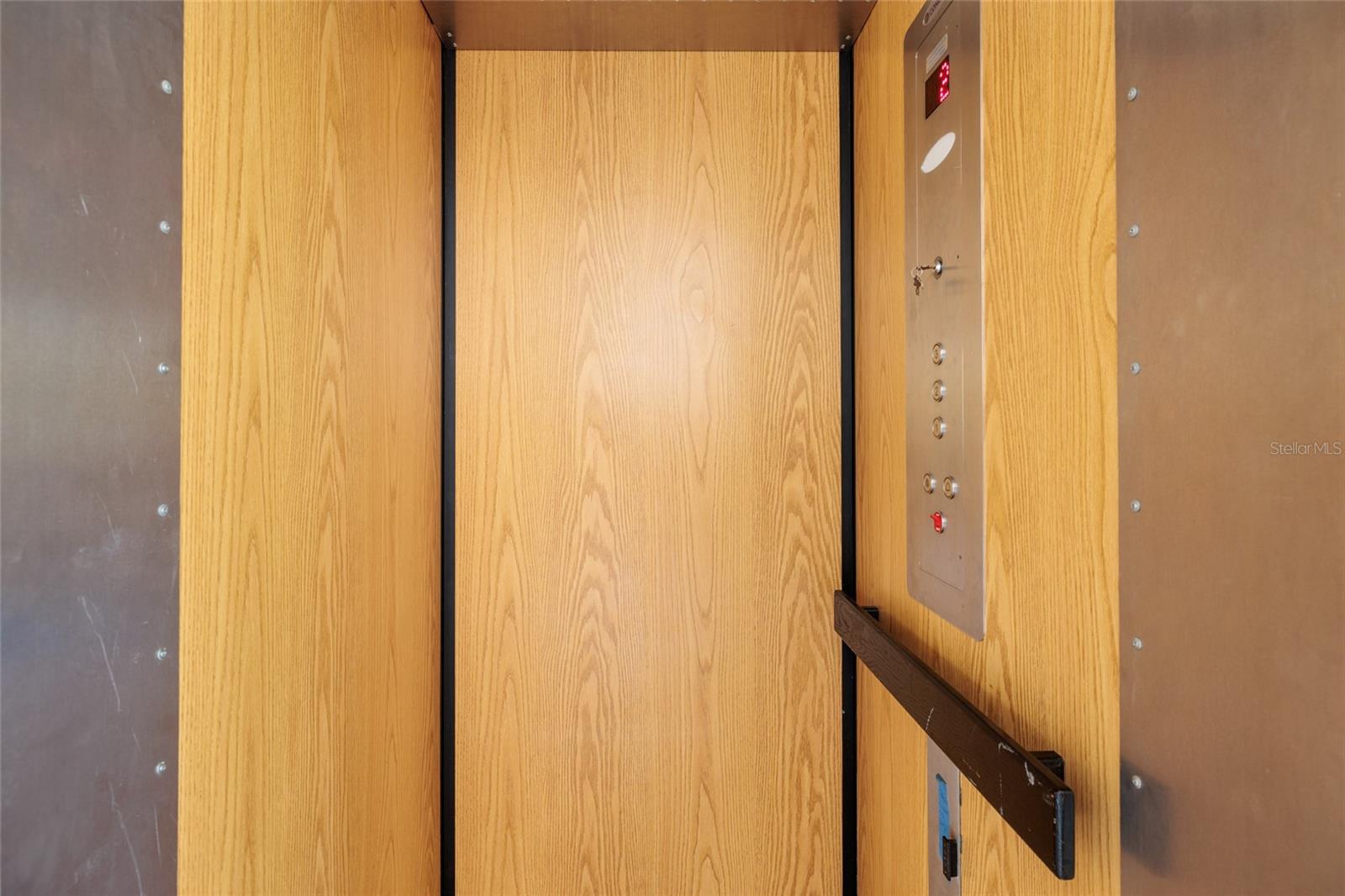 Listing photo id 5 for 407 8th Avenue N