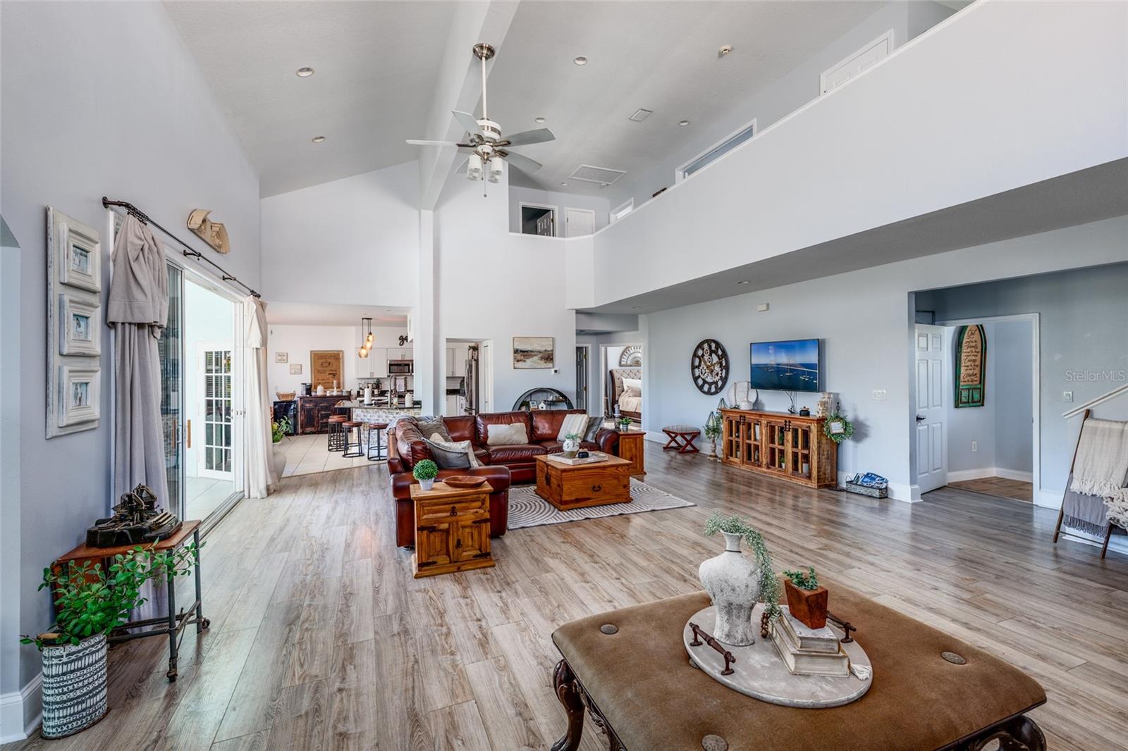 Listing photo id 6 for 407 8th Avenue N