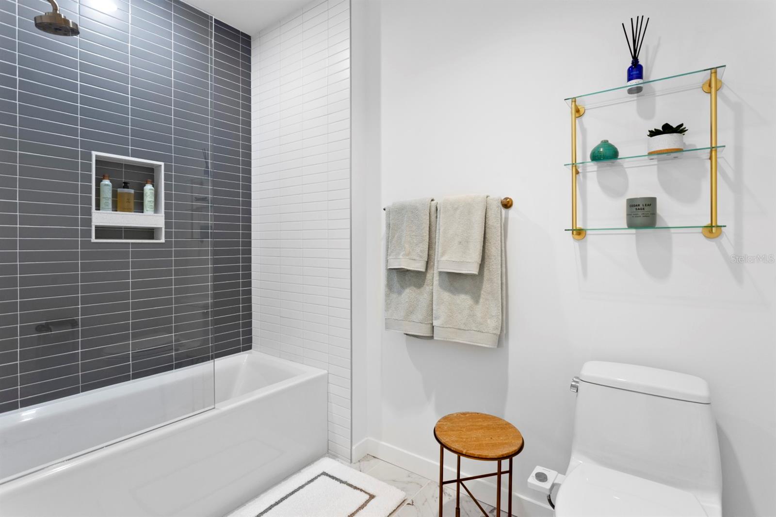 Image 28 of 51 For 777 3rd Avenue N 1208