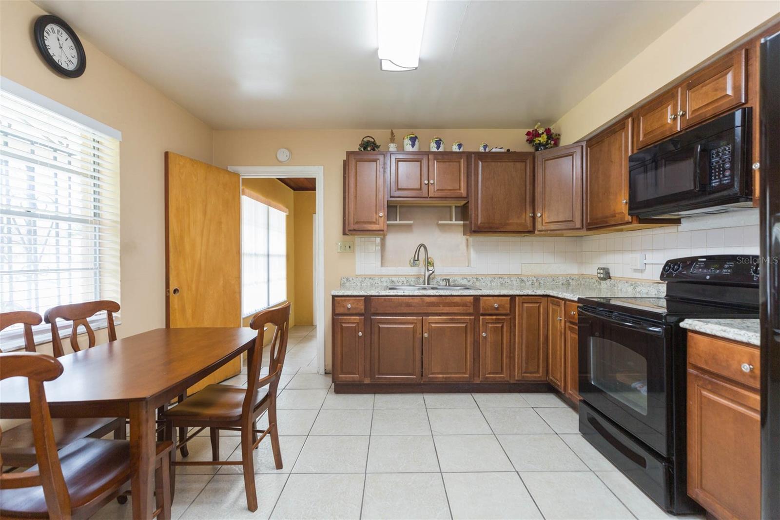 Listing photo id 13 for 2703 Saint Joseph Street