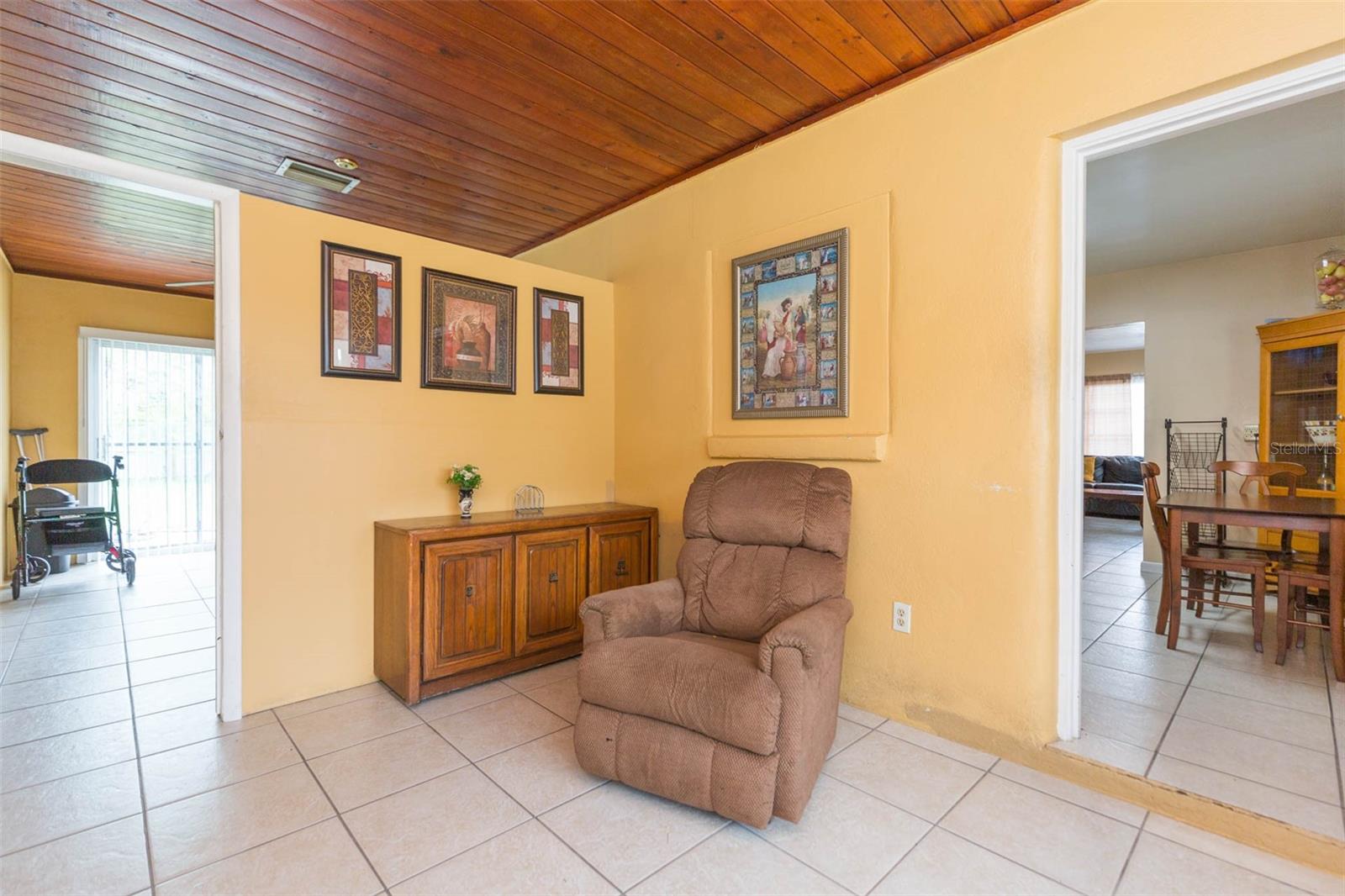 Listing photo id 15 for 2703 Saint Joseph Street