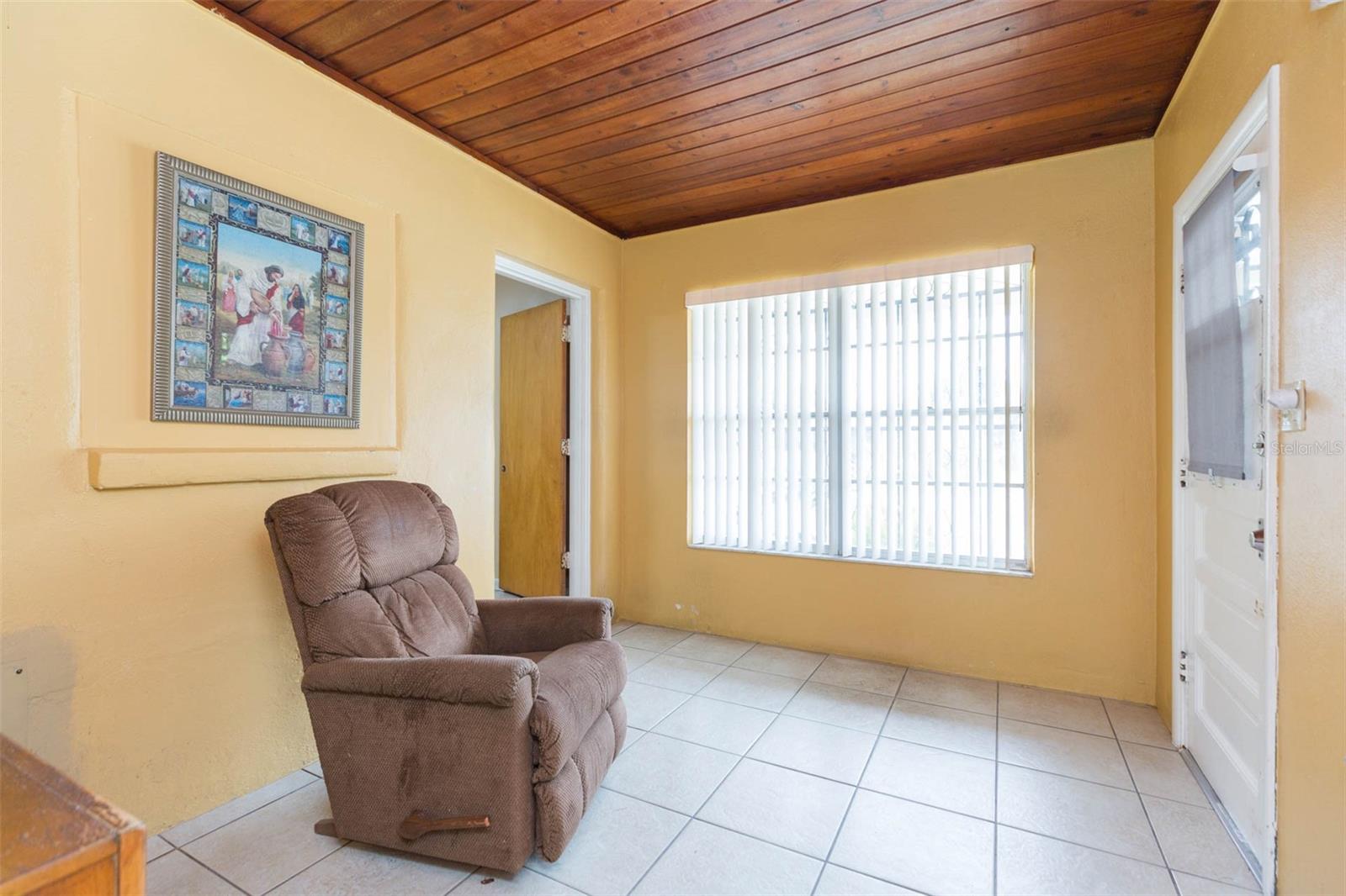 Listing photo id 16 for 2703 Saint Joseph Street