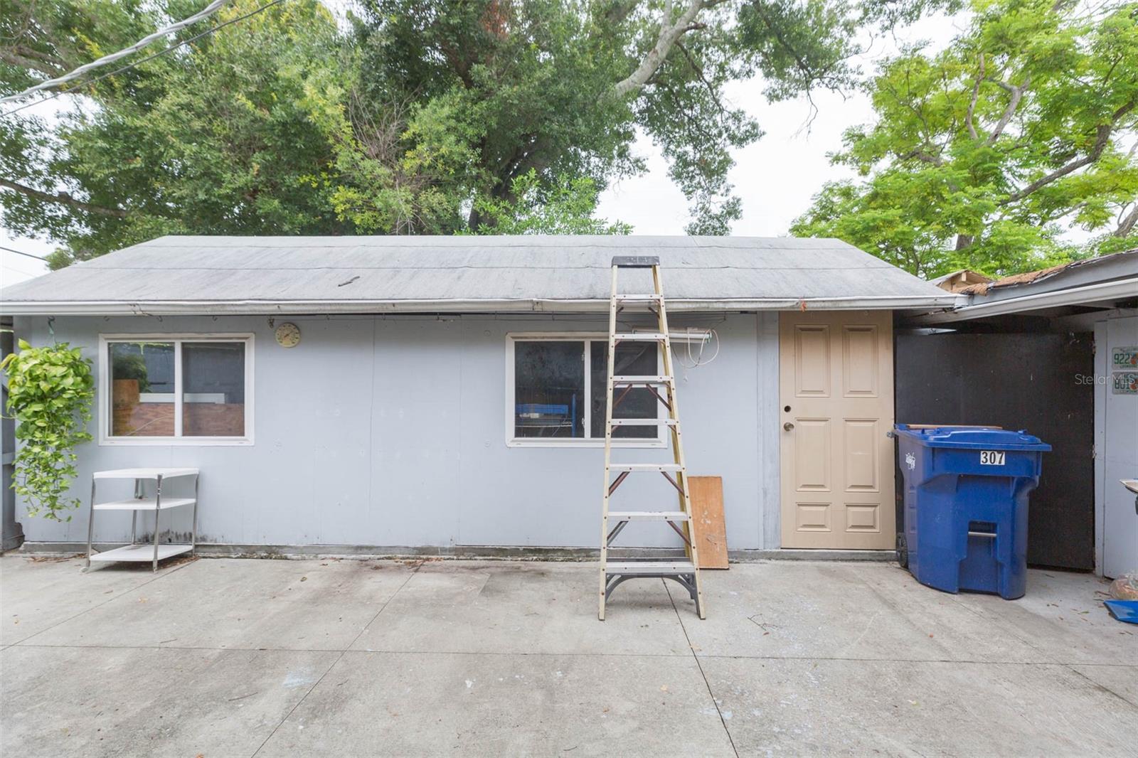 Listing photo id 23 for 2703 Saint Joseph Street